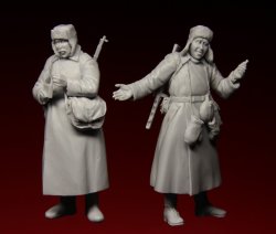 画像4: スターリングラード[ST3057]1/35ロシア赤軍41〜43年冬(7)合唱を振舞う二人の衛生兵