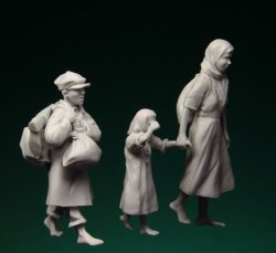 画像3: スターリングラード[ST3075]1/35ロシア難民1941〜45(5)妹と母を連れる気丈な兄
