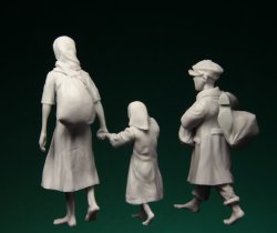 画像4: スターリングラード[ST3075]1/35ロシア難民1941〜45(5)妹と母を連れる気丈な兄