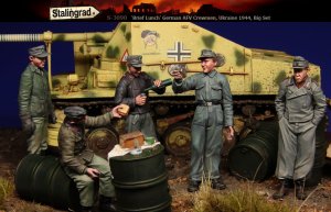 画像1: スターリングラード[ST3090]1/35ドイツ装甲車搭乗員「打合せを兼ねた昼食」ウクライナ1943 5体入ビッグセット (1)