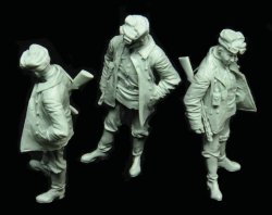 画像3: スターリングラード[ST3124]1/35戦闘後の検分1945(4)敵兵の家族を見詰めるロシア兵