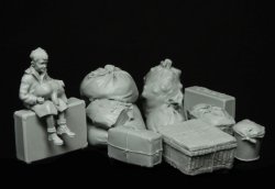 画像3: スターリングラード[ST3145]1/35欧州の市民1939〜45(5)家財の番をする難民の少年(荷物付)