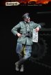 画像2: スターリングラード[ST3172]1/35休息する独機甲師団1941(2)戦車に寄り掛かる作戦将校 (2)