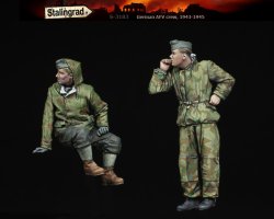 画像2: スターリングラード[ST3183]1/35ドイツ自走砲搭乗員1943〜44冬(2)車外で待機する搭乗員(2体セット)