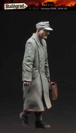画像2: スターリングラード[ST3522]1/35ドイツ兵捕虜1944〜45(2)私物の鞄を持つ捕虜