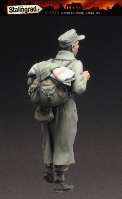 画像2: スターリングラード[ST3523]1/35ドイツ兵捕虜1944〜45(3)リュックを担ぐ捕虜