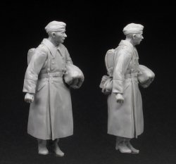 画像4: スターリングラード[ST3527]1/35ドイツ兵捕虜1944〜45(7)僅か荷物を持つ捕虜