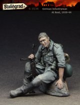 スターリングラード[ST3534]1/35休息する独兵1939〜44(4)岩に腰掛ける兵士