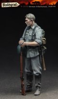 スターリングラード[ST3535]1/35休息する独兵1939〜44(5)小銃を手に立つ兵