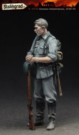 スターリングラード[ST3535]1/35休息する独兵1939〜44(5)小銃を手に立つ兵