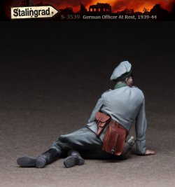 画像2: スターリングラード[ST3539]1/35休息する独兵1939〜44(9)脚を崩す指揮官