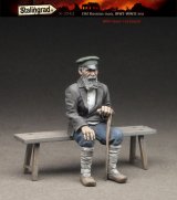 スターリングラード[ST3542]1/35WWII腰掛けるロシアの老人(ベンチ付)