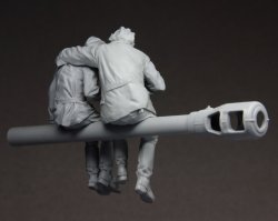 画像4: スターリングラード[ST3572]1/35ロシア赤軍戦車兵戦友とドイツワインを味合う1945