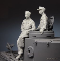 画像4: スターリングラード[ST3592]1/35武装SS戦車搭乗員クルクス1943(2)打合せする戦車兵長と射撃手(2体セット)