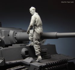 画像4: スターリングラード[ST3595]1/35武装SS戦車搭乗員クルクス1943(5)車体に上る搭乗員