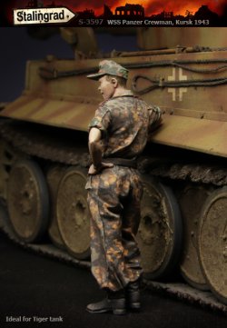 画像2: スターリングラード[ST3597]1/35武装SS戦車搭乗員クルクス1943(6)戦車に寄り掛かる搭乗員