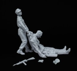 画像4: スターリングラード[ST3212]1/35 WWII 独 国民突撃隊の死闘1945 動かない上官を引きずる少年兵(2体セット)