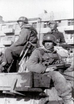 画像4: スターリングラード[ST3233]1/35 WWII ドイツ擲弾兵1943〜45(10)MG42を抱える跨乗兵