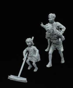 画像2: スターリングラード[ST3243]1/35 WWII 汎用 デッキブラシで遊ぶ子供(3体入)