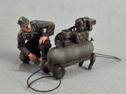 画像1: TANK[T-35130]1/35 WWII独 戦車兵 /w コンプレッサー(塗装中)(夏)1943-45 (1体)
