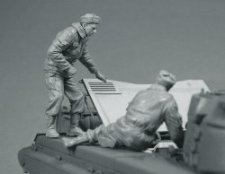 画像3: TANK[T-35189]1/35 現用ロシア 戦車兵(エンジン修理中)(3体)