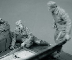 画像4: TANK[T-35189]1/35 現用ロシア 戦車兵(エンジン修理中)(3体)