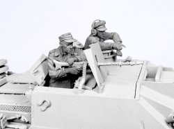 画像1: TANK[T-35098]1/35 WWII独 突撃砲兵(夏)1943-45 (2体)