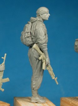 画像3: TANK[T-35171]1/35 現用露 ロシア義勇兵と将校(ノヴォロシア2014夏)(2体)