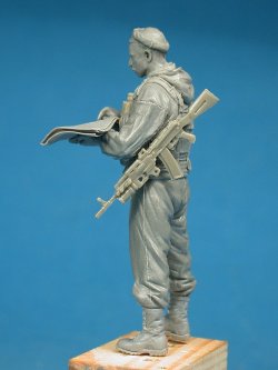 画像5: TANK[T-35171]1/35 現用露 ロシア義勇兵と将校(ノヴォロシア2014夏)(2体)