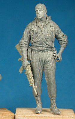 画像7: TANK[T-35171]1/35 現用露 ロシア義勇兵と将校(ノヴォロシア2014夏)(2体)