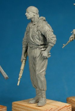 画像8: TANK[T-35171]1/35 現用露 ロシア義勇兵と将校(ノヴォロシア2014夏)(2体)