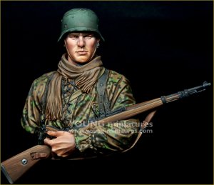 画像1: Young Miniatures[YM18101]1/10 WWII ドイツ武装親衛隊 小銃を抱える若き歩兵 胸像 (1)