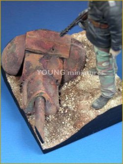 画像3: Young Miniatures[YM9001-B]90mm 破壊されたT-34砲塔に立つSS戦車兵士官