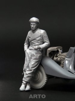 画像1: ARTOプロダクション[ARP35018]1/35 もたれかかる下士官 1935年〜1940年