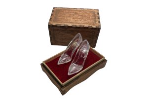 画像1: コバアニ模型工房[SP-011]1/12 シンデレラ ガラスの靴と木箱 (1)