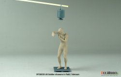 画像4: DEF.MODEL[DF35033]1/35 WWII アメリカ ベトナム戦争の前線でシャワーを浴びる兵士