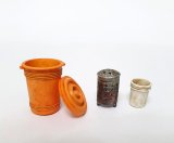 自由人[No.3504004]1/35　屋外用大型ポリバケツと冥銭ストーブ
