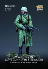 ナッツプラネット[NP-35007]1/35 WWII ドイツMP40を持つコート姿の独軍下士官 スターリングラード