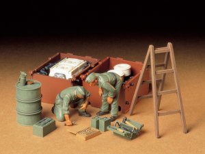 画像1: タミヤ[TAM35180]1/35 ドイツ戦車兵 エンジン整備セット (1)