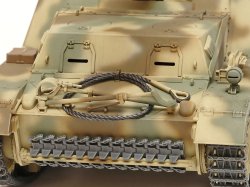 左右の操縦室が一体化して張り出した後期型の車体形状を再現。予備履帯やガントラベルロック、牽引ロープもパーツ化しました。 