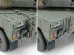 ワイヤーロープの取り出し口やガイドリールを立体感豊かにパーツ化。ウインチ装置付の車輌は車体上面にメンテナンス用ハッチが設けられているのが特徴で、スコップなどはその上に移動しています。