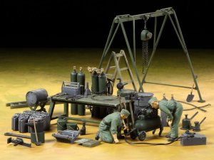 画像1: タミヤ[TAM37023] 1/35 ドイツ野戦整備チーム・装備品セット (1)