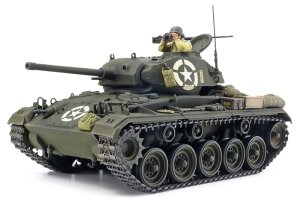 画像1: タミヤ[TAM37020]  1/35 アメリカ軽戦車 M24 チャーフィー (1)