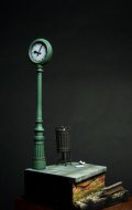 VG DioModels[VG64312]1/32(54mm) 汎用 フィギュアベース 駅のプラットホーム(時計/ゴミ箱)