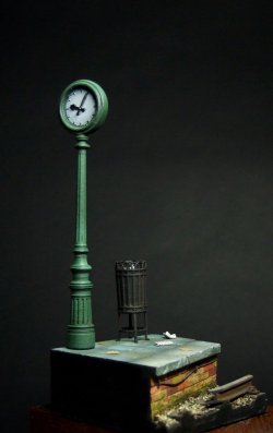 画像1: VG DioModels[VG64312]1/32(54mm) 汎用 フィギュアベース 駅のプラットホーム(時計/ゴミ箱)