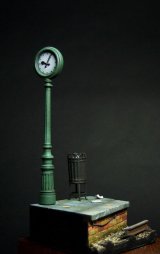 VG DioModels[VG64313]1/24(75mm) 汎用 フィギュアベース 駅のプラットホーム(時計/ゴミ箱)