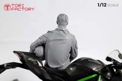 画像6: トリファクトリー[BS-04] 1/12 現用  米海軍 愛車に寄りかかる トップガンパイロット