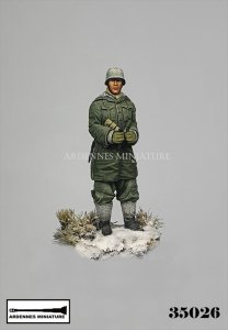 画像2: アルデンヌミニチュア[AR35026]1/35 WWII ドイツ軍兵士1944-45＃2 双眼鏡を持つ将校(1体入) (2)