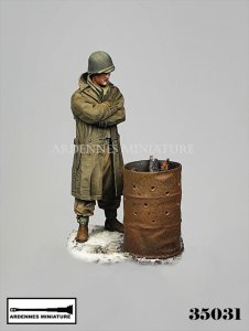 画像2: アルデンヌミニチュア[AR35031]1/35 WWII アメリカ ベルギーの戦い1944-1945＃4 腕組みする兵士(1体入) (2)