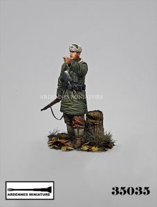 画像2: アルデンヌミニチュア[AR35035]1/35 WWII ドイツ 冬季装備の兵士1944-1945＃2 指を差す兵士(1体入) (2)